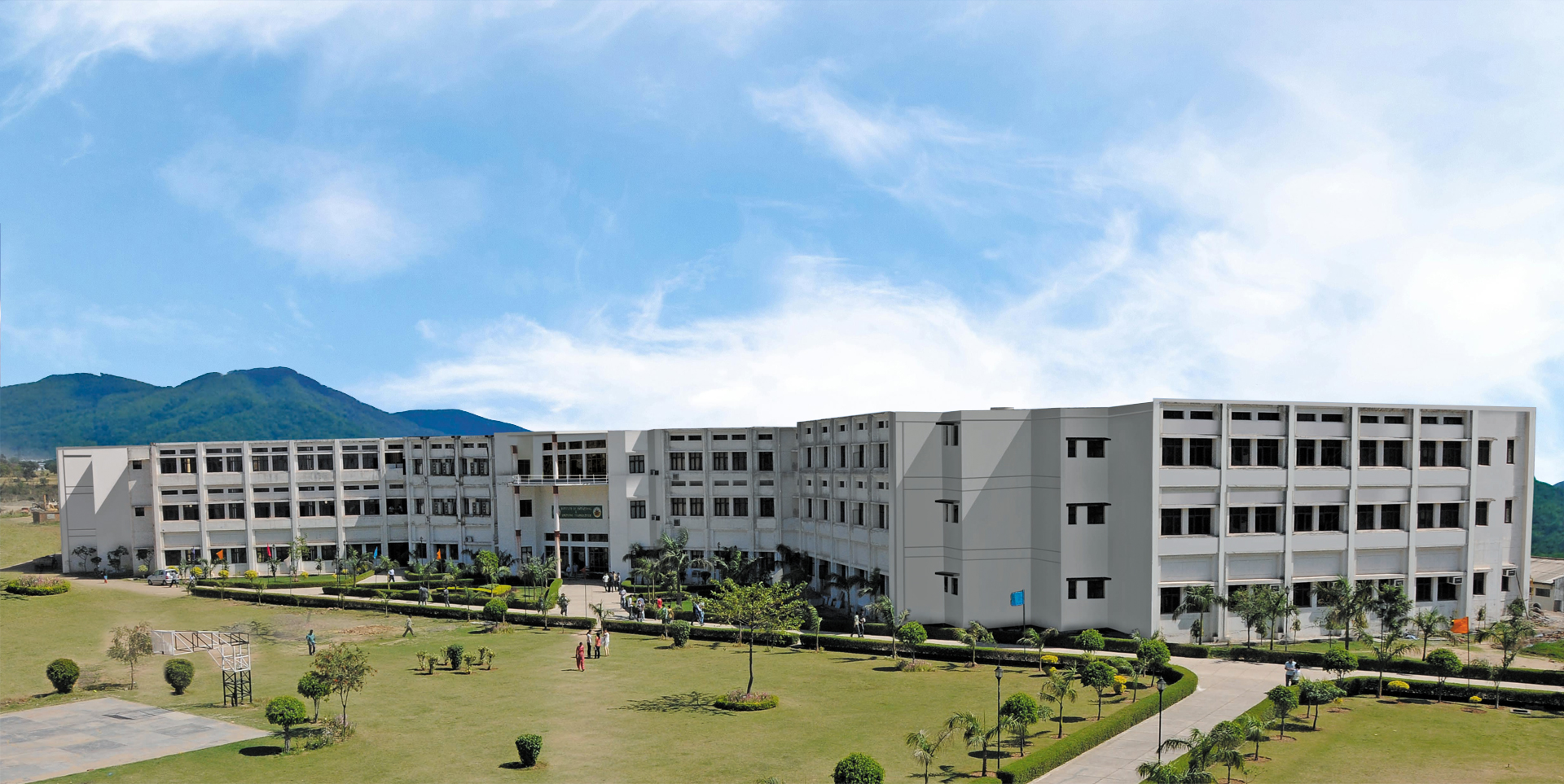 巴迪新兴科学与技术大学新建教学楼外观全景